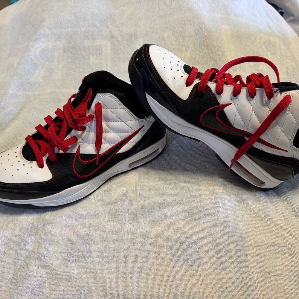 Nike Mens Black, White & Red Low-Top Sneakers
